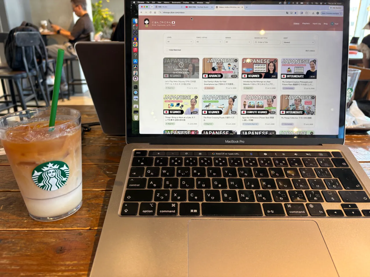 Working at a Café カフェで仕事